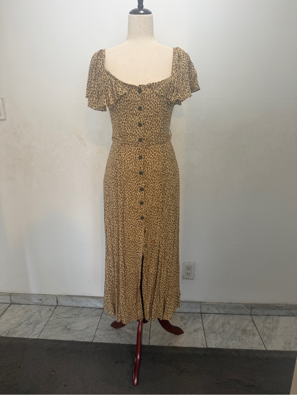 Anthropologie leopard print button down midi dress with pockets!! Size 0P